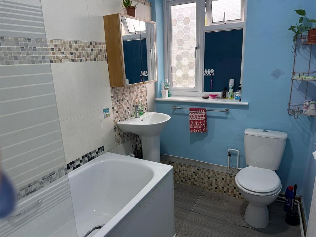 Property photo 1 of 5 Bathroom.Jpg