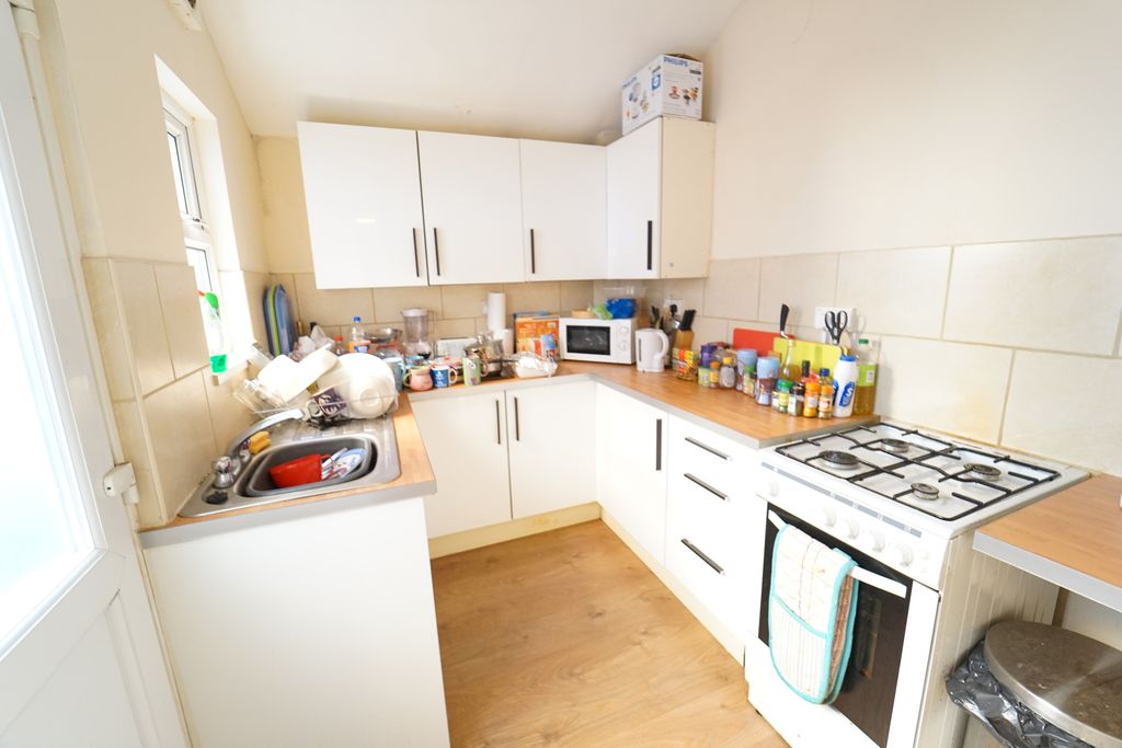 Property photo 2 of 9 Kitchen