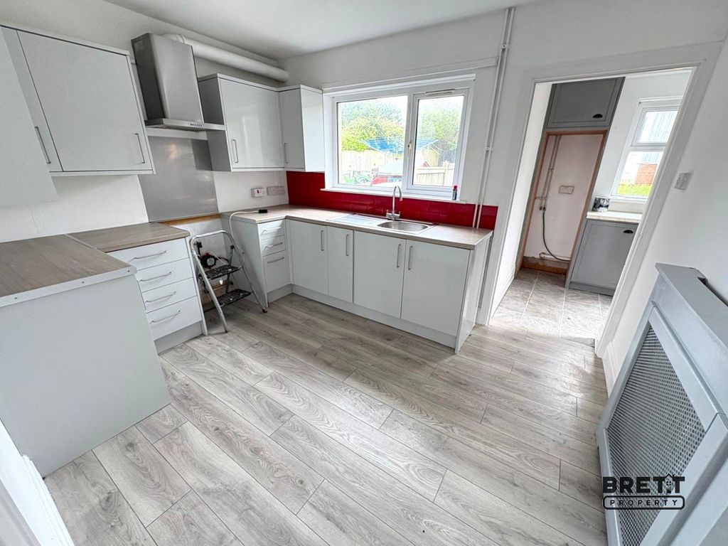 Property photo 2 of 9 Kitchen