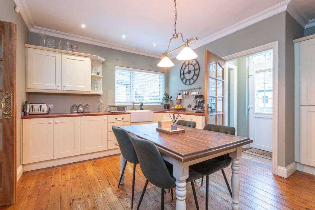 Property photo 3 of 27