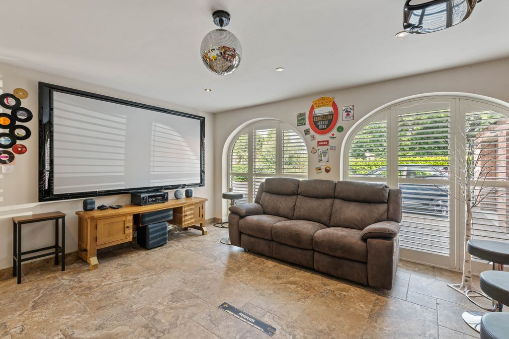 Property photo 2 of 34