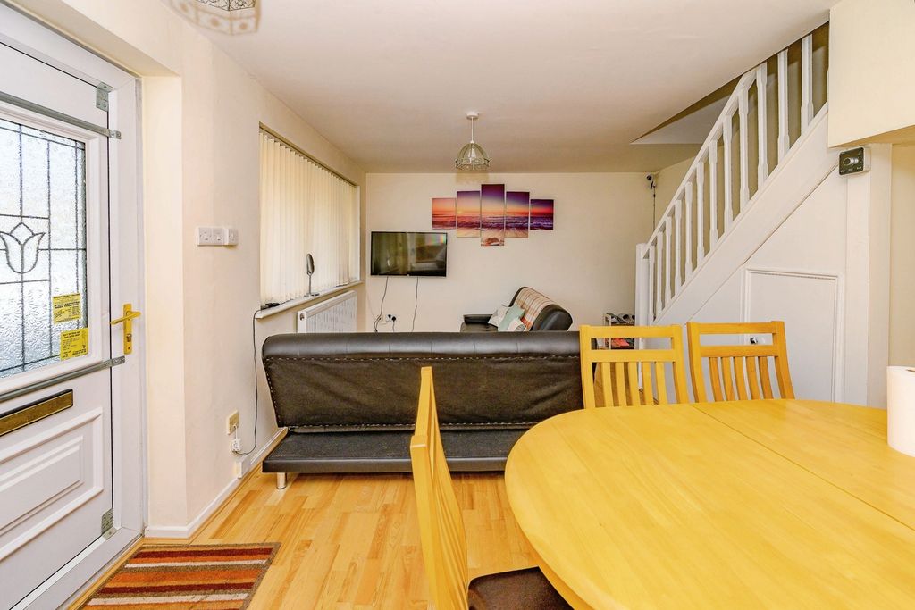 Property photo 3 of 12 Lounge