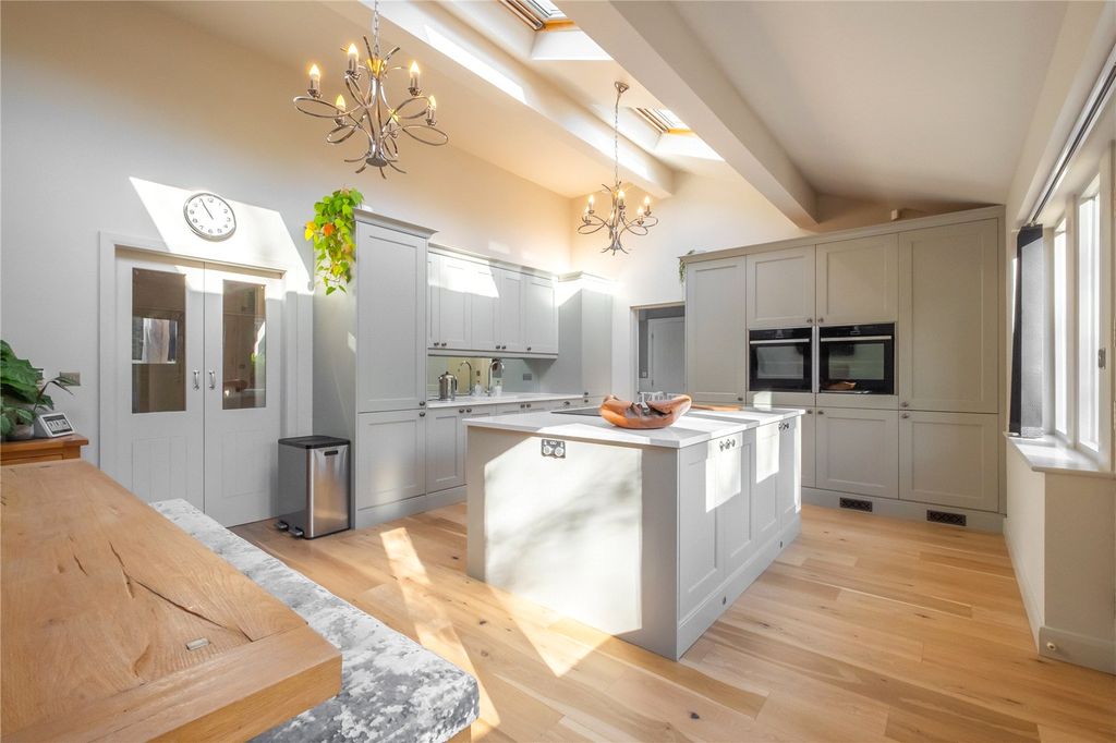 Property photo 3 of 33 Dining Kitchen