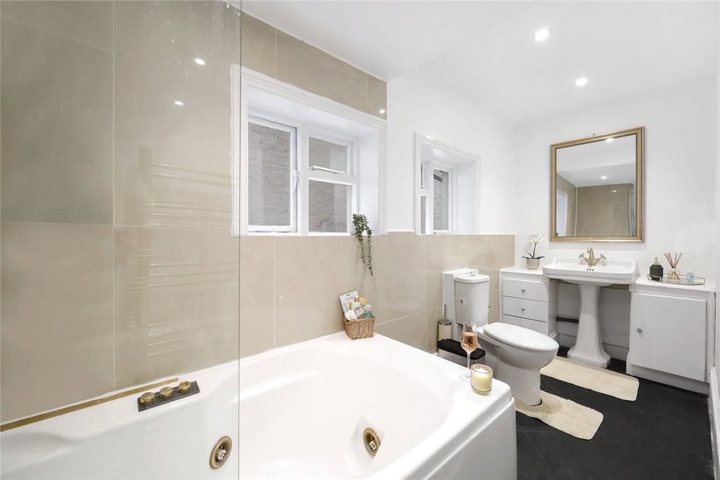 Property photo 3 of 10 Bathroom