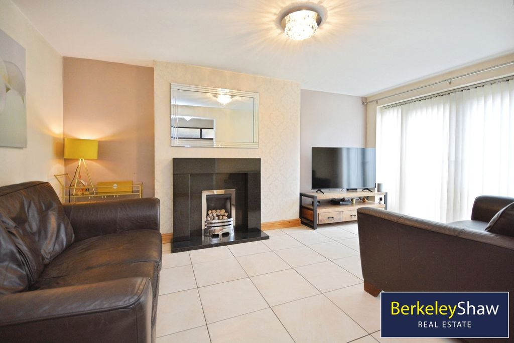 Property photo 3 of 18 Living Room