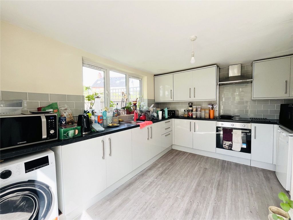Property photo 2 of 11 Kitchen