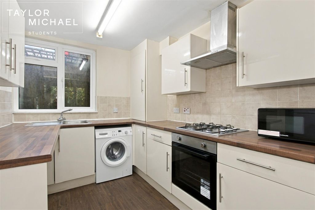 Property photo 3 of 24 Kitchen