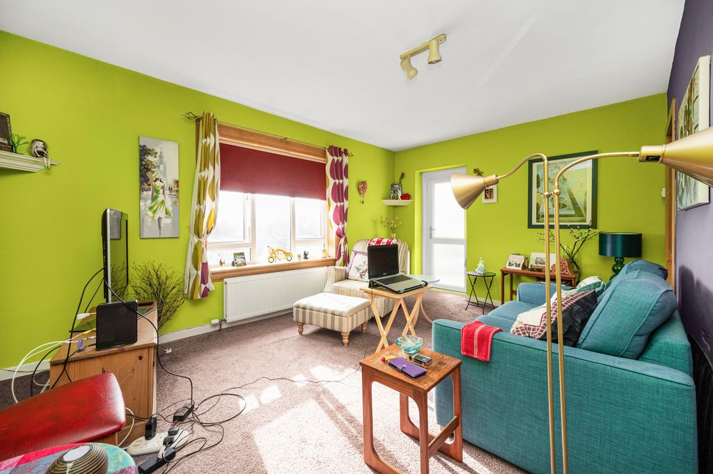 Property photo 3 of 24 Lounge