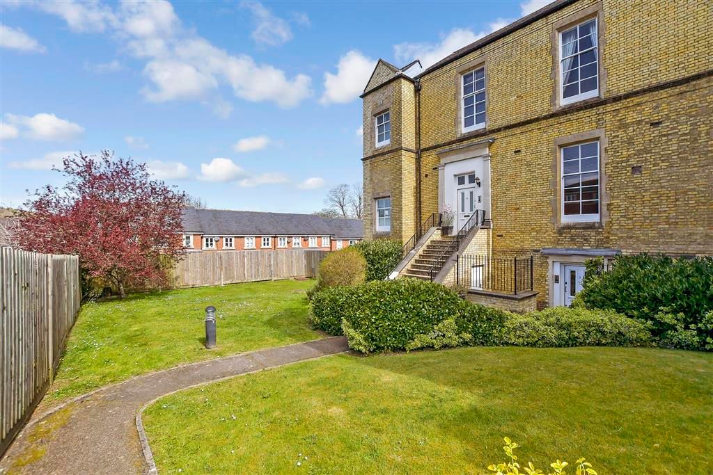 Property photo 2 of 20 Communal Gardens