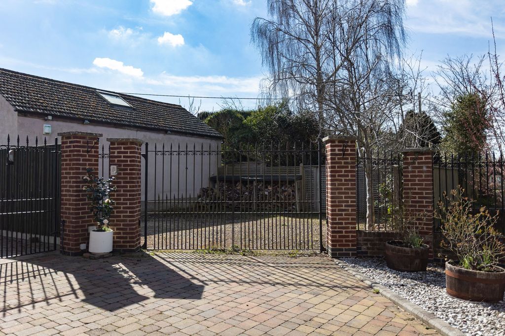 Property photo 3 of 42