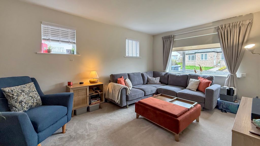 Property photo 3 of 19 Lounge