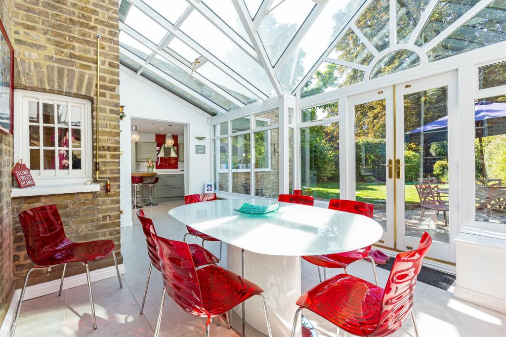 Property photo 3 of 29 Conservatory