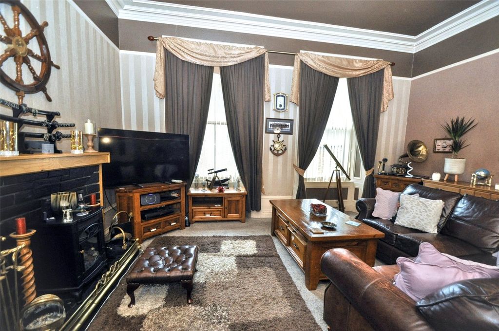 Property photo 2 of 19 Living Rom