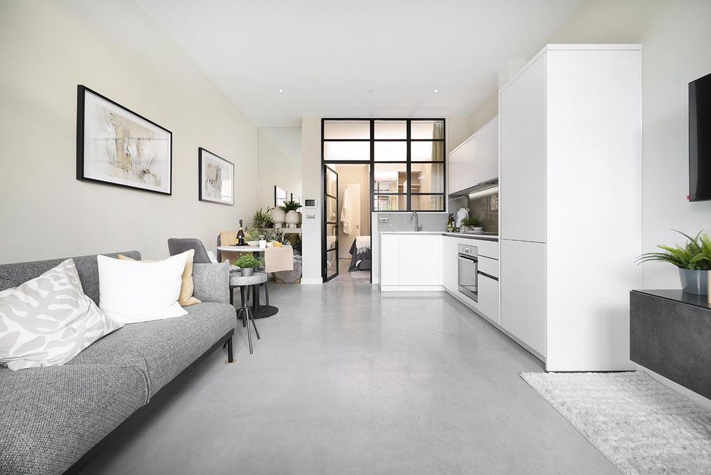 Property photo 3 of 11 W03.Jpg