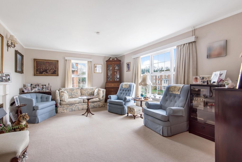 Property photo 3 of 21 Living Room