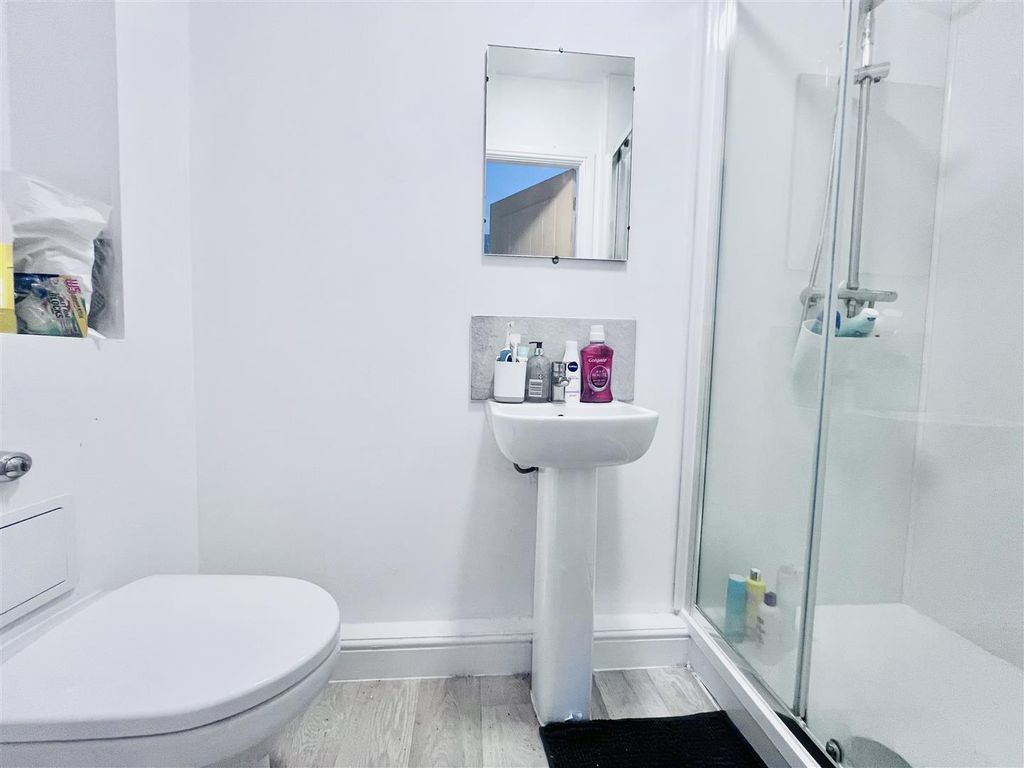 Property photo 3 of 9 Bathroom
