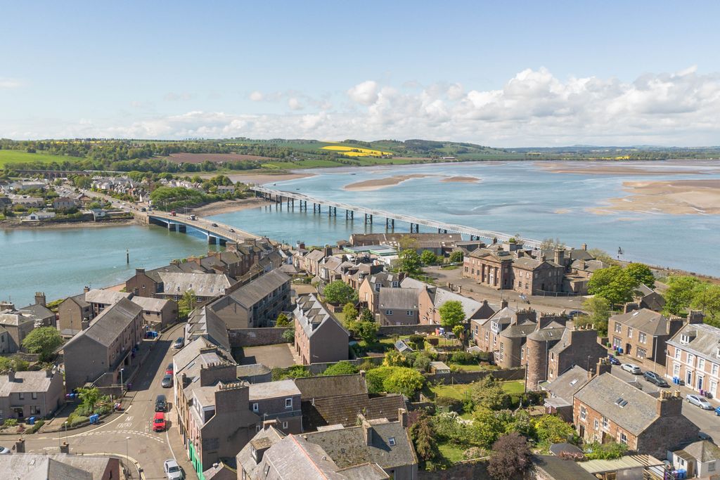 Property photo 2 of 27 Montrose Basin