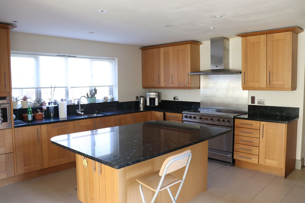 Property photo 3 of 18 Kitchen