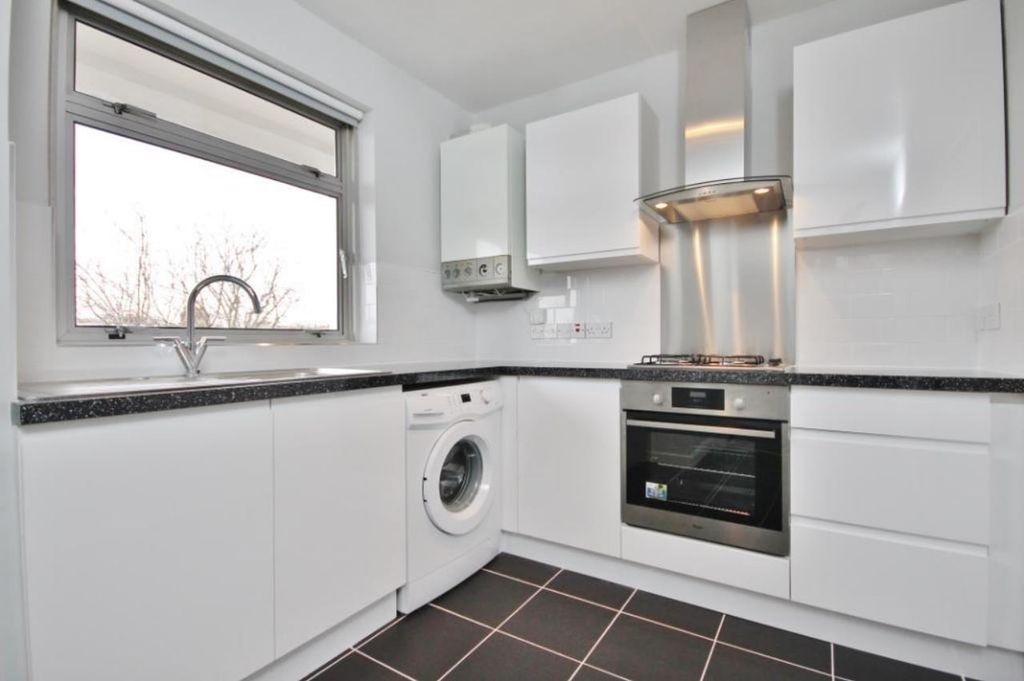 Property photo 2 of 10 Lettings Brook Green Lainson Street  - Kitchen.Jpg