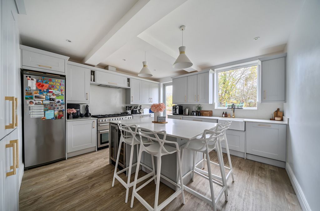 Property photo 2 of 25 1376684-16-69132d...