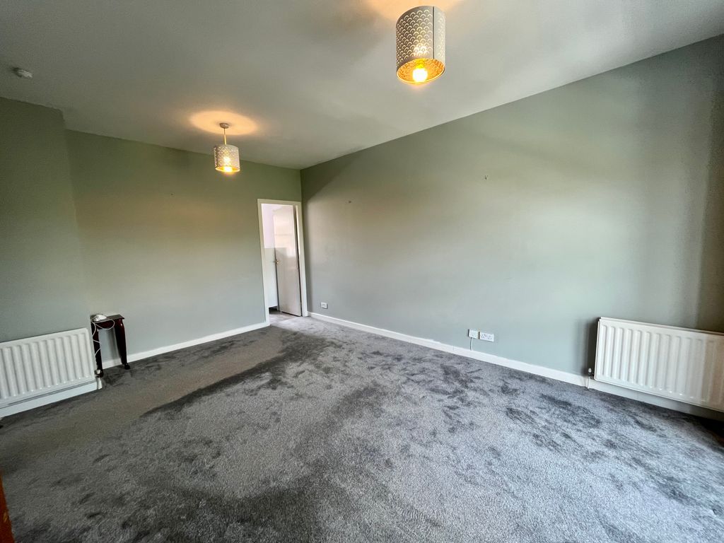 Property photo 3 of 8 4