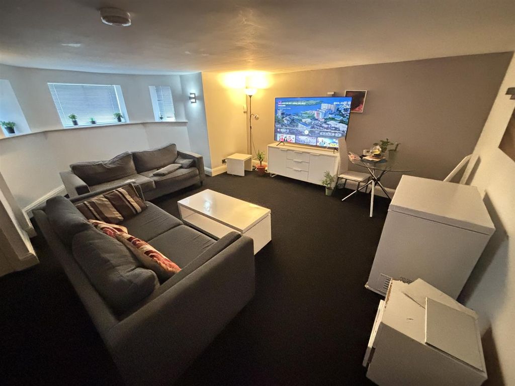 Property photo 3 of 14 Lounge