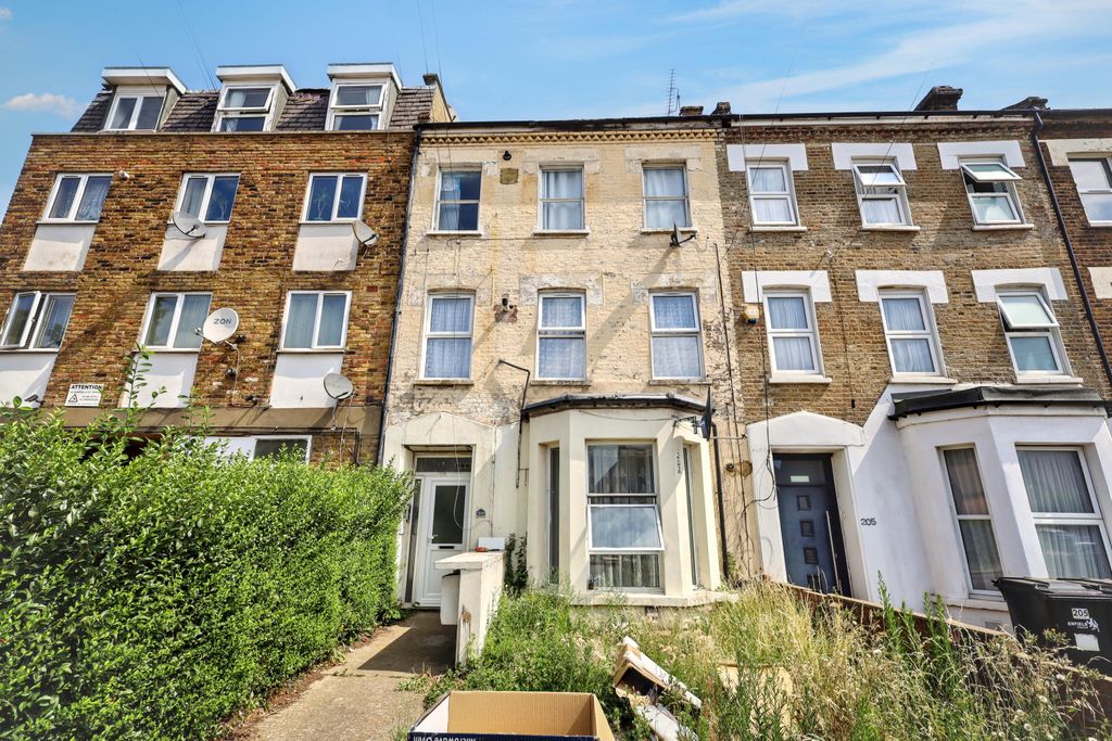 Property photo 1 of 13 207A Church Street, Edmonton, London, N9 9Hl