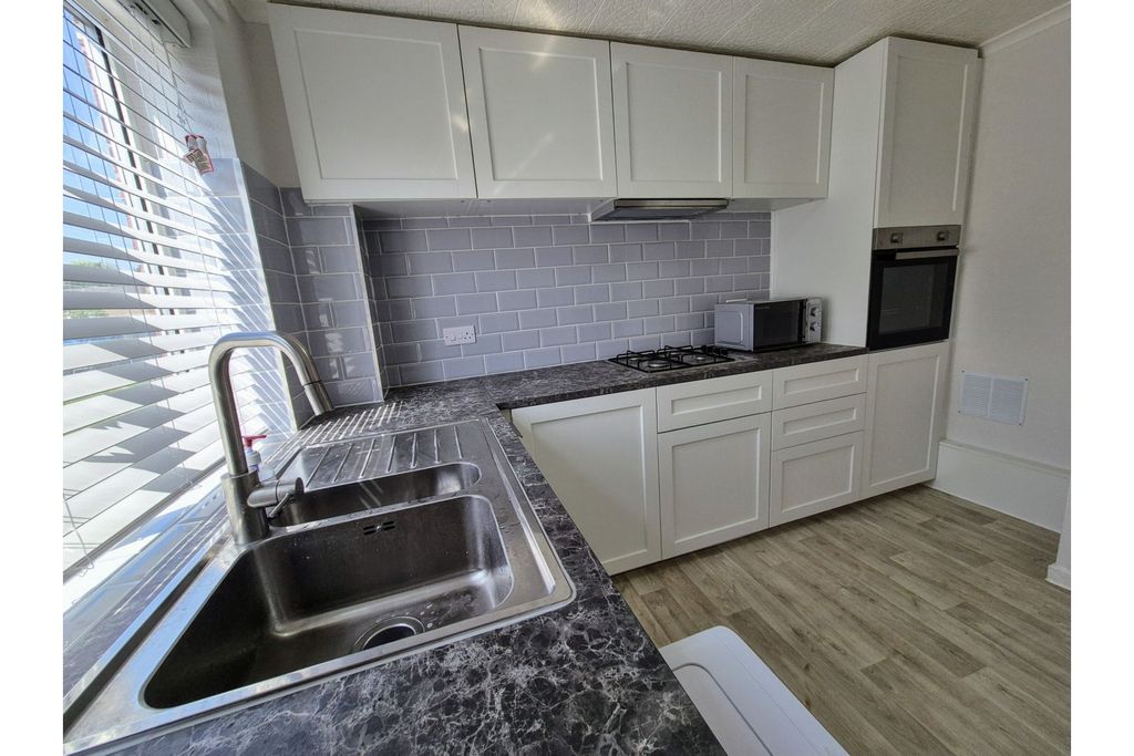 Property photo 3 of 9 Kitchen