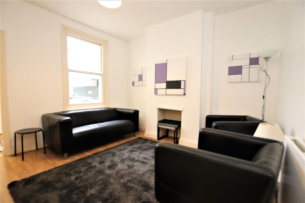 Property photo 1 of 11 Living Room