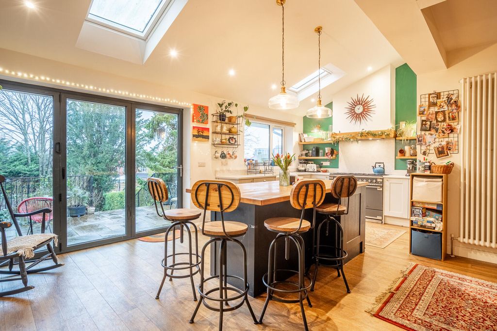 Property photo 3 of 19 Kitchen