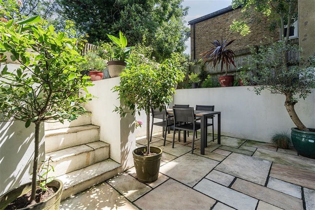 Property photo 2 of 13 Garden
