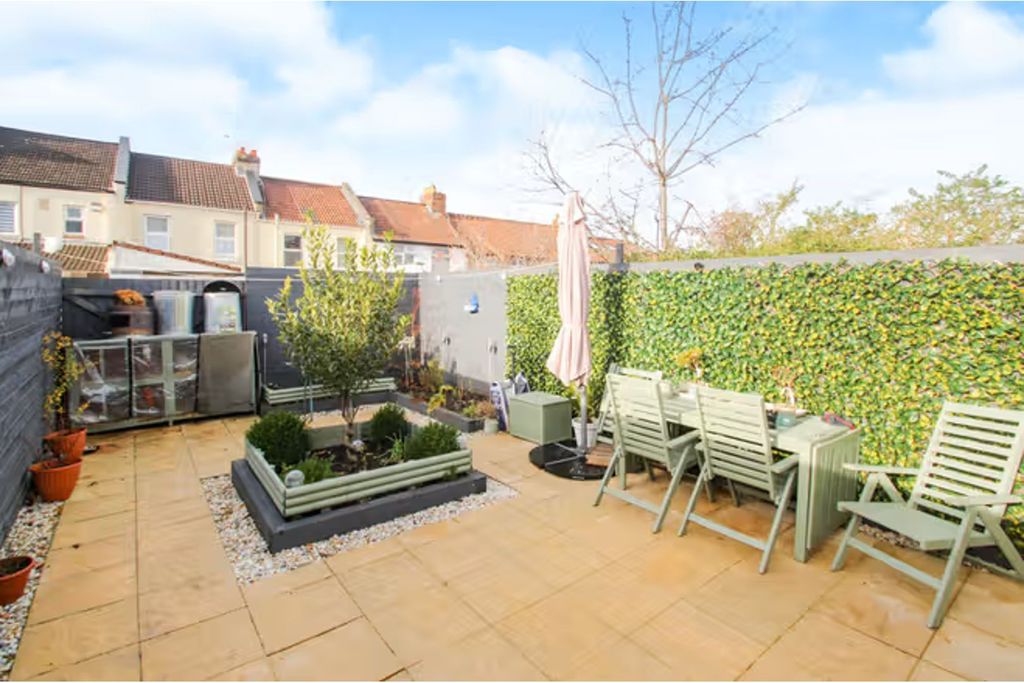 Property photo 3 of 17