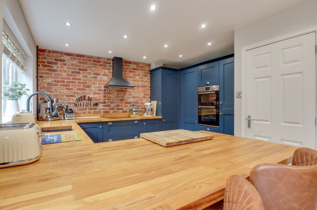 Property photo 2 of 31