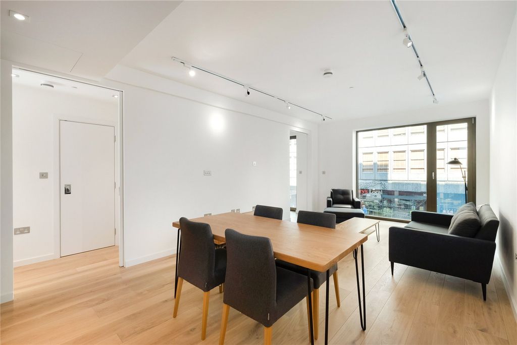 Property photo 1 of 8 Kitchen/Reception