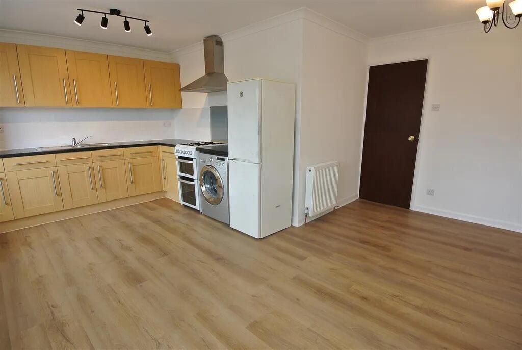 Property photo 2 of 8 Kitchen