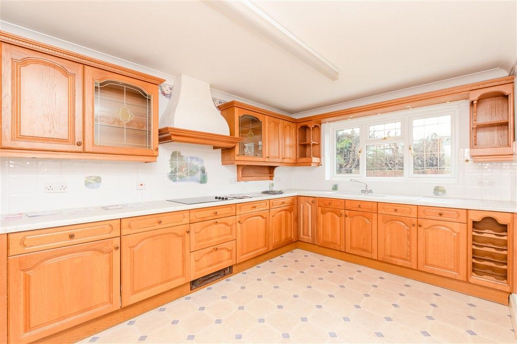 Property photo 3 of 11 Kitchen