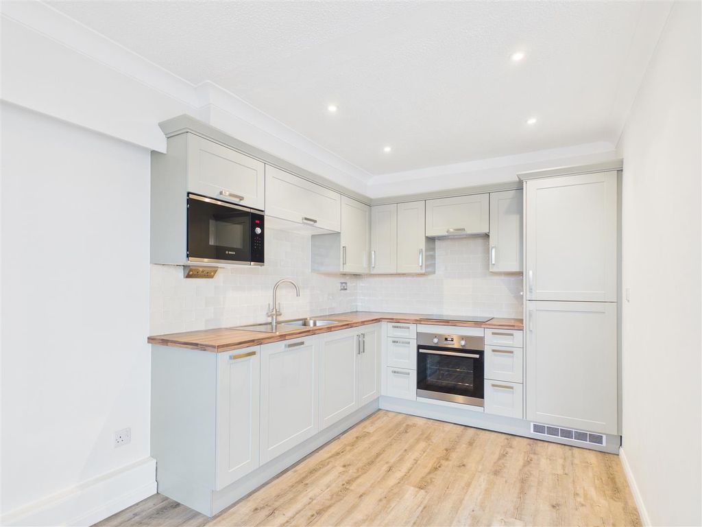 Property photo 2 of 11 Cam03557G0-Pr0164-Still003.Jpg