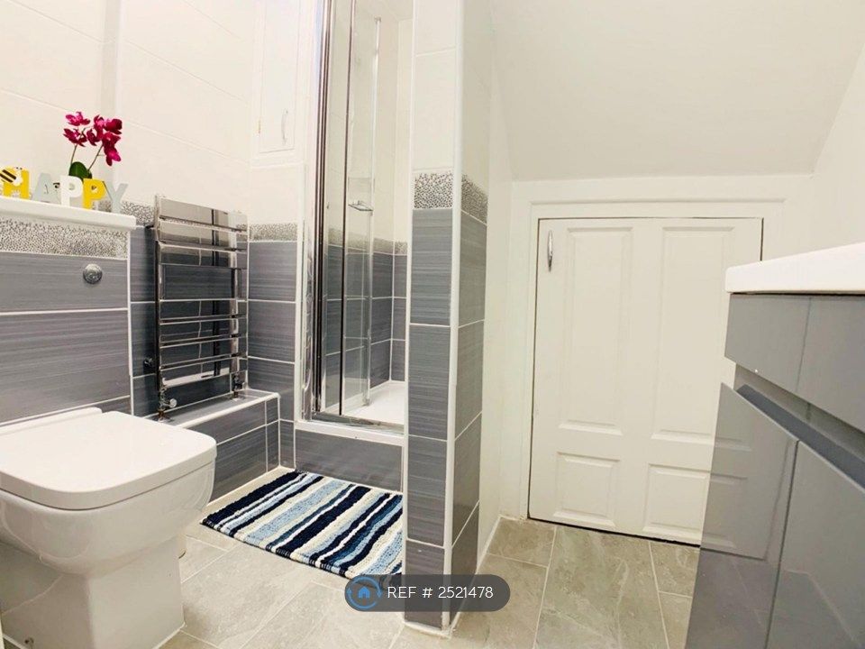 Property photo 3 of 10 Bathroom