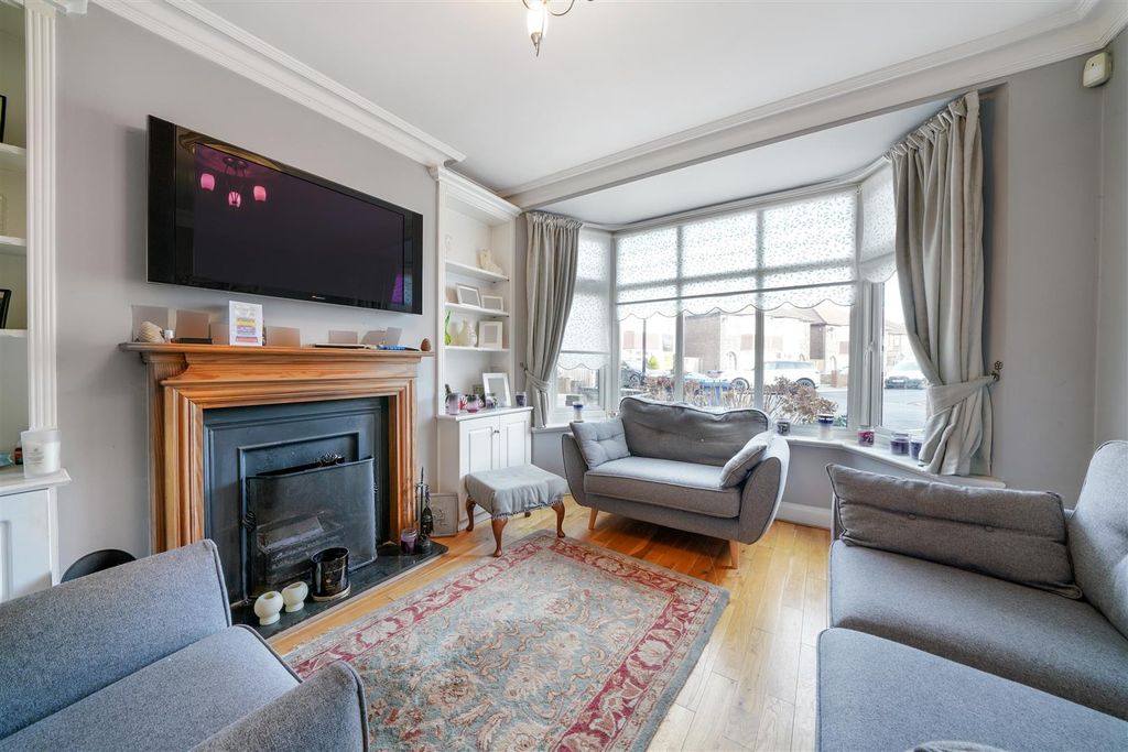 Property photo 3 of 39 16 Wellgarth - 06.Jpg