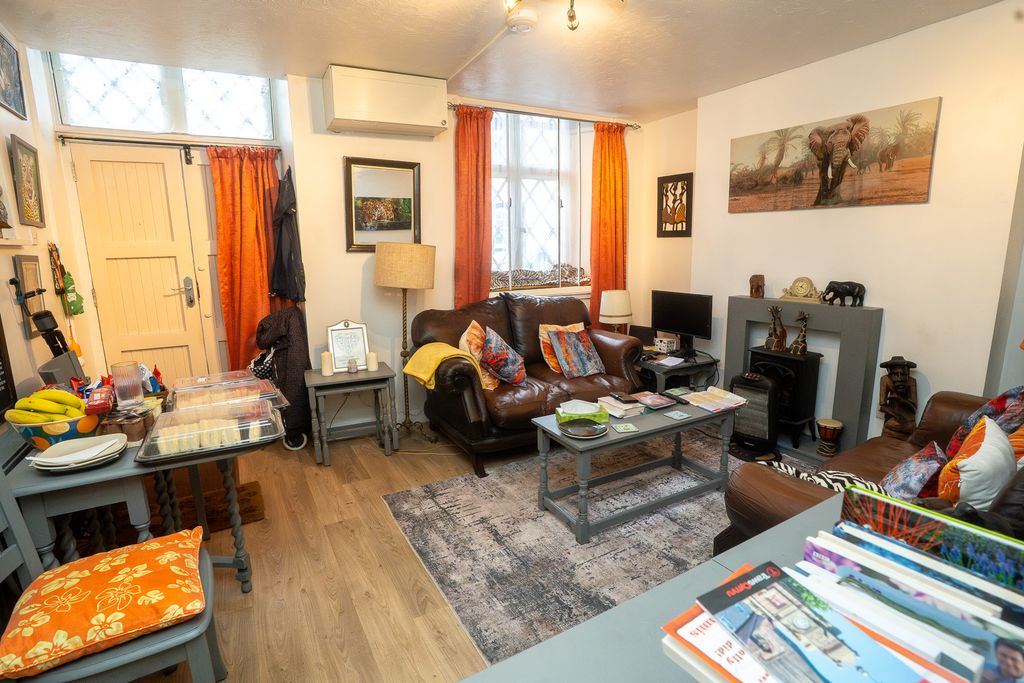 Property photo 2 of 28