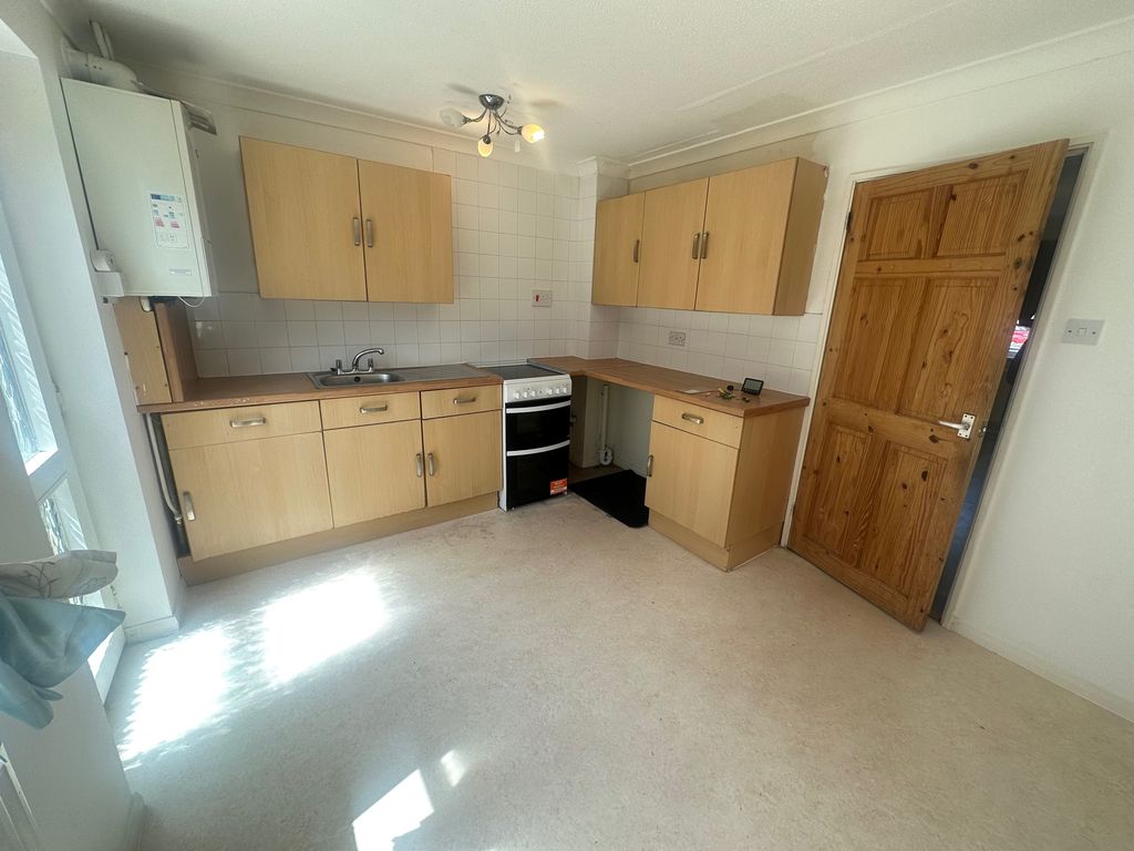 Property photo 3 of 10 Kitchen