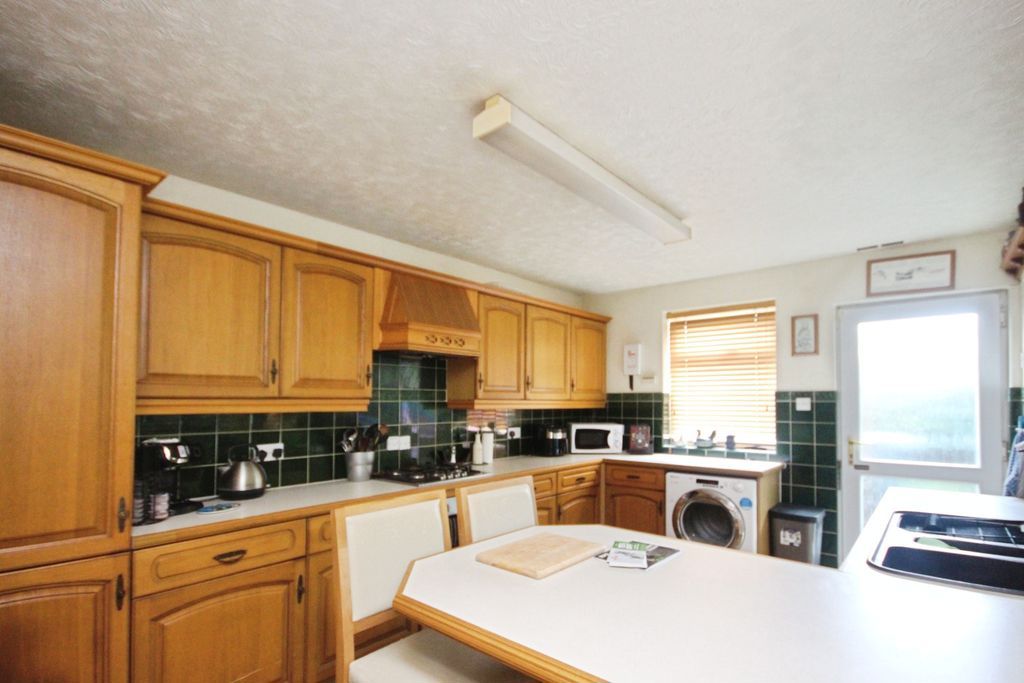 Property photo 3 of 12 Kitchen