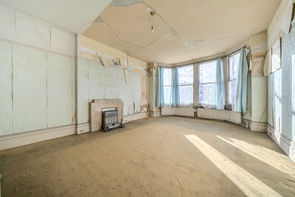 Property photo 2 of 14 79 Bromley Road, Catford, London, Se6 2Uf