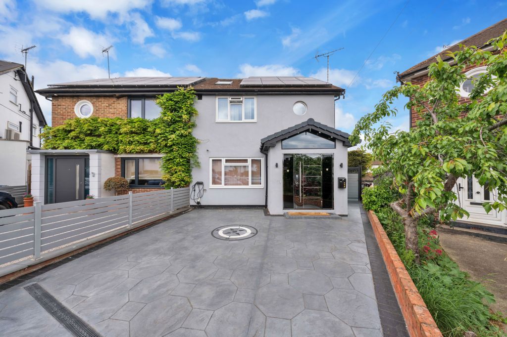 Property photo 1 of 17 Four Bedroom Semi Detached House In Southall