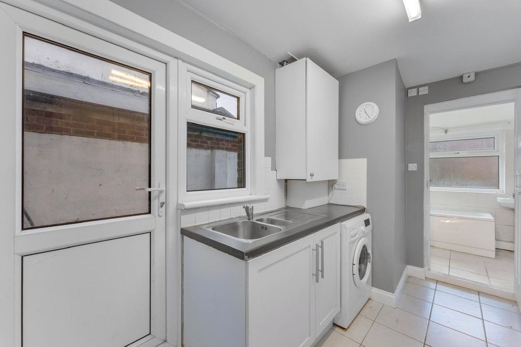 Property photo 3 of 6 Kitchen