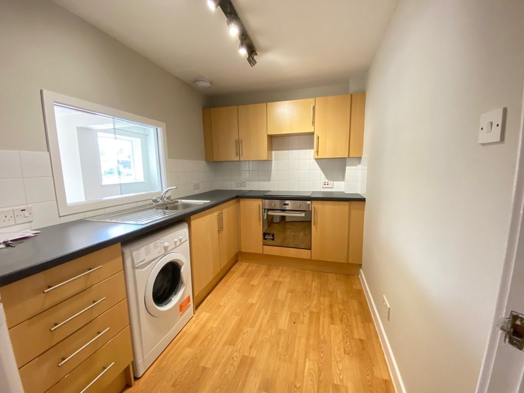 Property photo 3 of 10 Kitchen