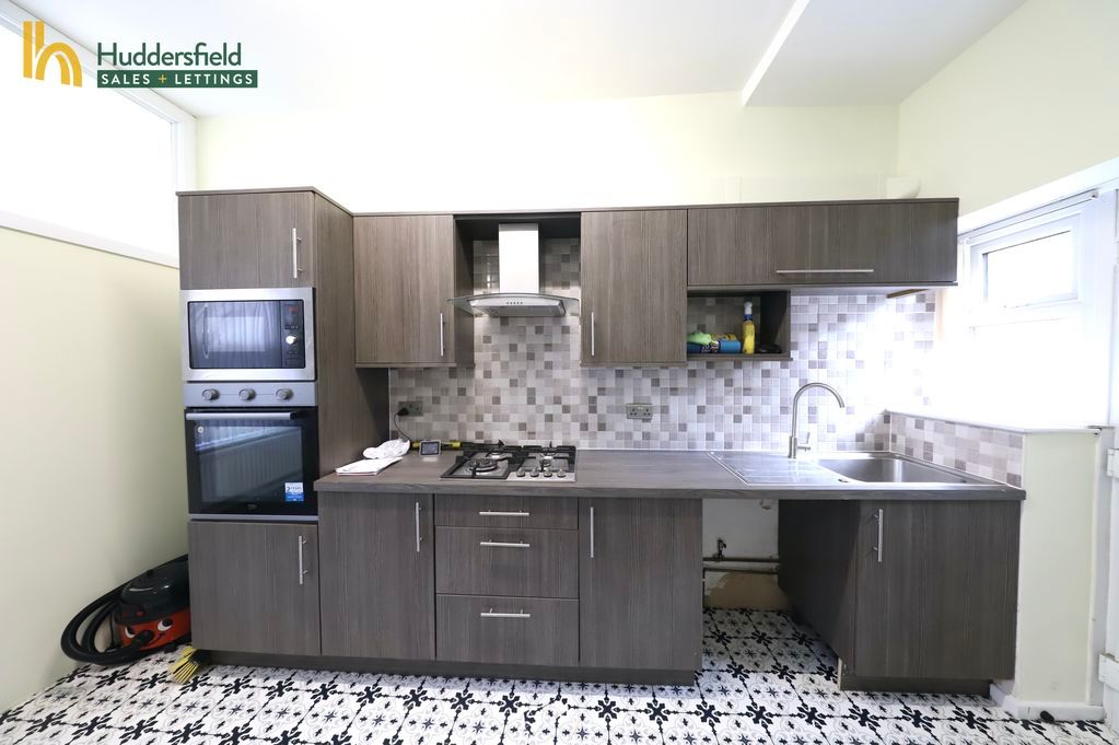 Property photo 3 of 12 Kitchen