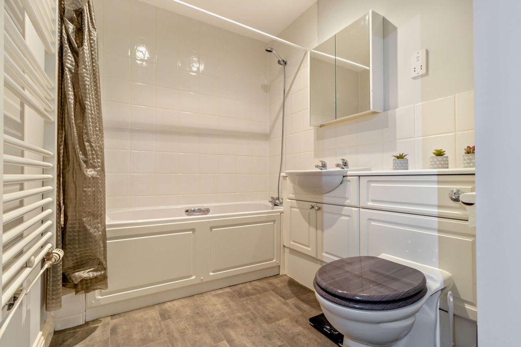 Property photo 3 of 11 Bathroom