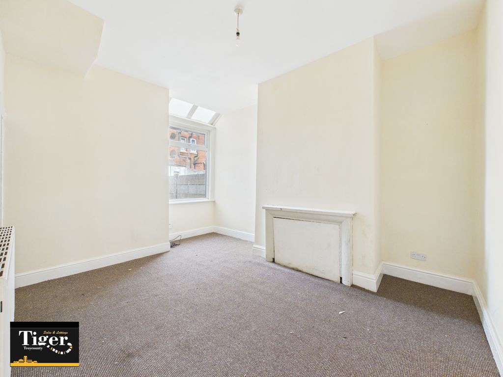 Property photo 3 of 11 Cam03440G0-Pr0417-Still006