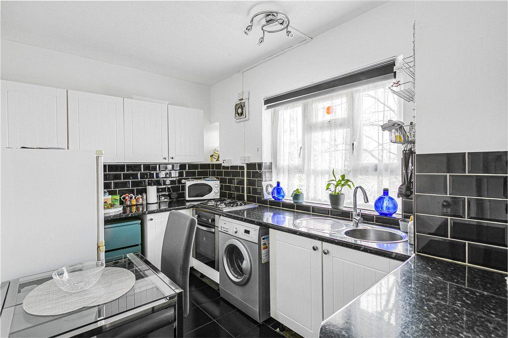 Property photo 3 of 11 Kitchen